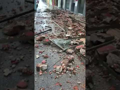 Caída de un muro desde una azotea en la calle Temple de Sant Telm de Dénia durante el temporal.