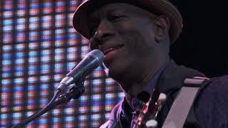 Booker T and Keb&#39; Mo&#39; - Born Under A Bad Sign (live at Crossroads 2013)