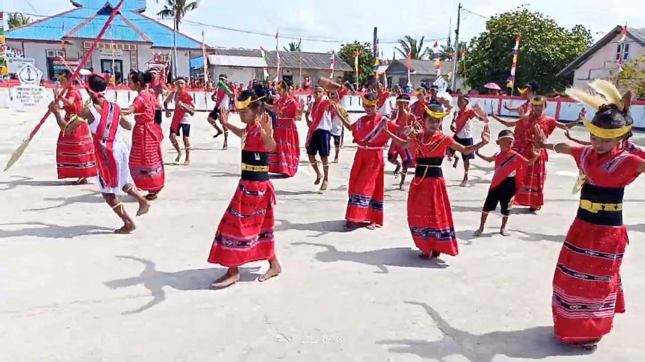 lomba tarian menyongsong HUT RI ke 77 dari anak2 RT 04 Desa Fursuy