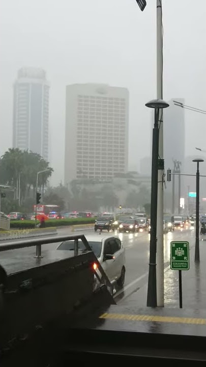 Cuaca Tidak bersahabat area bundaran HI hujan & angin