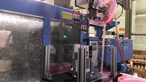 CARTESIAN ROBOT or robot arm of injection moldig machine for washbasin with labelling and runner cut