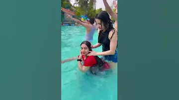 اجمل بنات في المسبح 