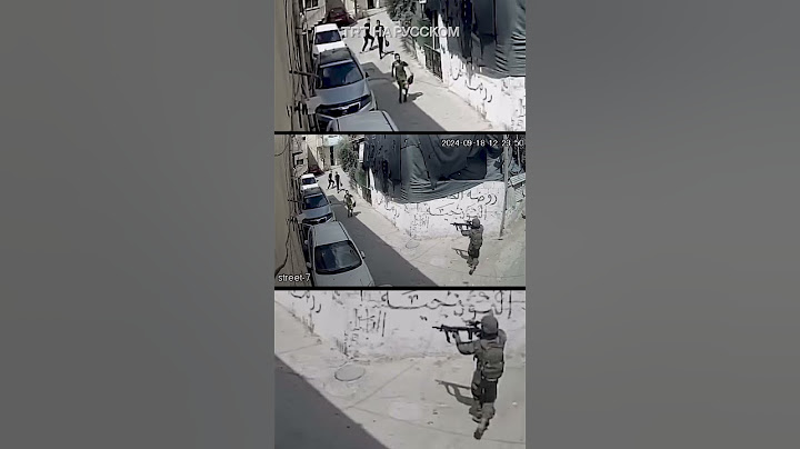 Момент, как израильский военный целится в детей