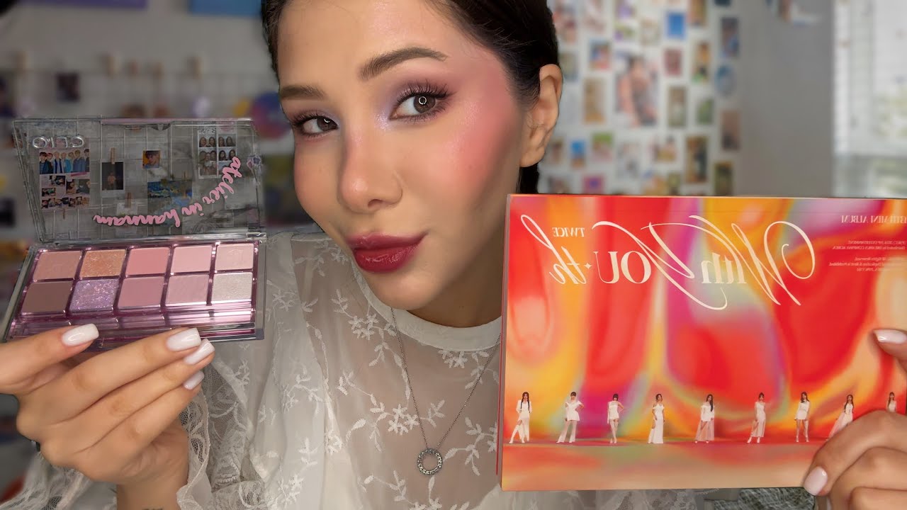 АСМР ОДЕРЖИМАЯ КОРЕЕЙ🇰🇷(и тобой) ДЕВОЧКА НАКРАСИТ И ПОКАЖЕТ КПОП МЕРЧ💸