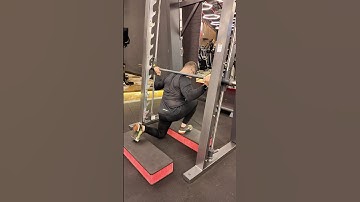 Afundo no smith, com step na frente e atrás