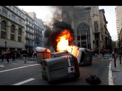 Barcelona: Fuertes enfrentamientos entre los manifestantes y la Policía