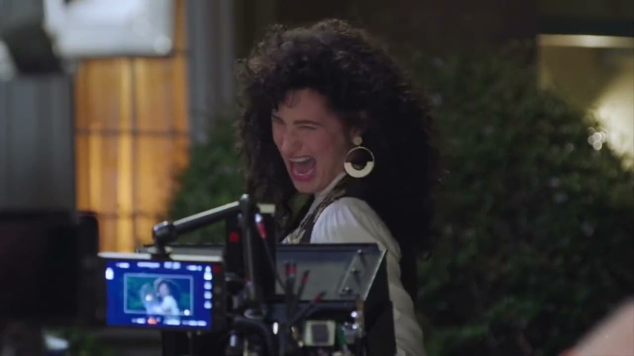 Kathryn Hahn laughing like a witch for 22 seconds 🧙