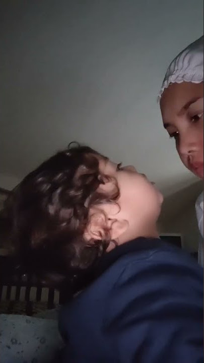anak ini mengagumi mama nya kalau pake mukena