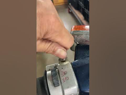 부러진 볼트빼기(remove the broken bolt) - YouTube
