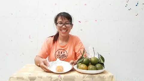 Cô giáo hướng dẫn trẻ Kỹ năng lột vỏ quýt đúng cách - Trường MN Gia Đình Hạnh Phúc – Lớp Dòng Sông