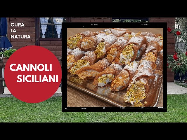 Cannoli siciliani versione deliziosa senza uova dal guscio fragrante