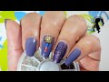 Glitter en uñas. Diseño en uñas naturales en tonos violeta/morado y gemas