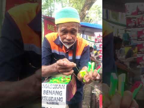 Praktis alat masukin benang ke dalam jarum. Bapaknya sering terlihat di Pasar Lama sampai Alun-alun.