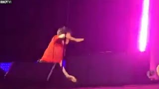 Whoops! 😳 Anthony Kiedis Falls During Concert In Vienna! (July 14, 2023) Content