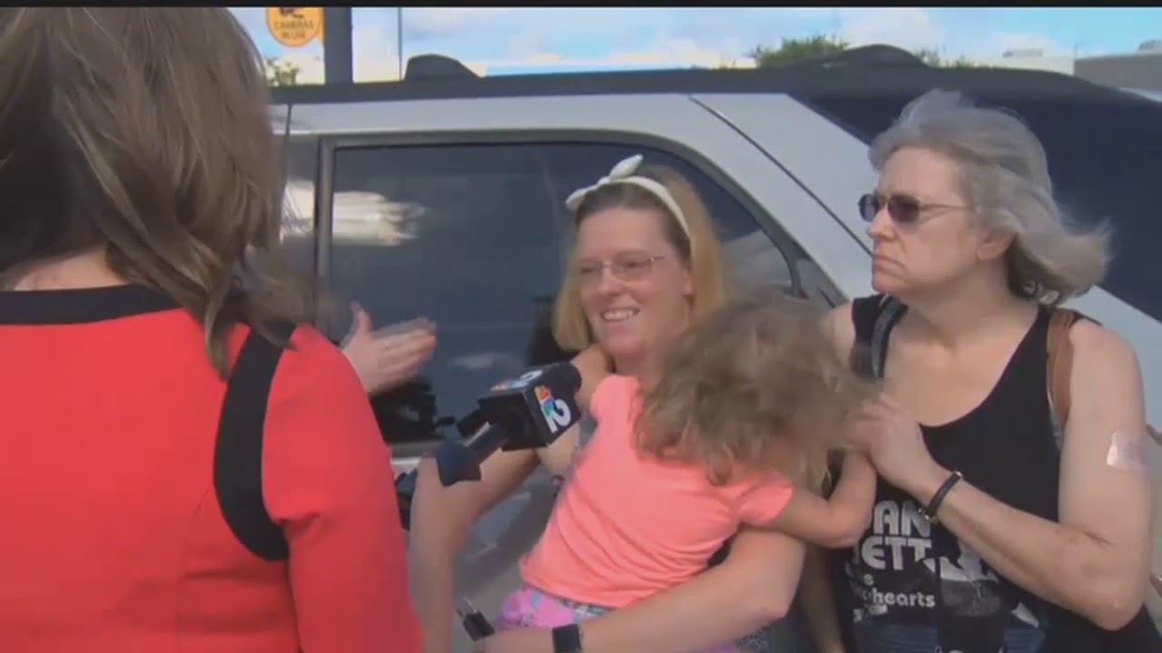 Mom charged after leaving children in car outside Walmart - YouTube