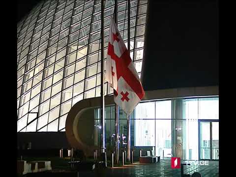 ქუთაისში, პარლამენტის შენობასთან დროშები დაუშვეს