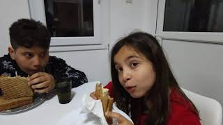 Ayça ve Arda Aygün baba tostu yiyor 😁 Resimi