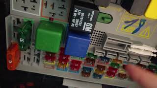 Opel Astra G Cc 2004  Turn signal problem fix (how to access the indoor fuse panel) 2021