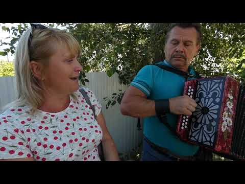 Песню исполняет Галина