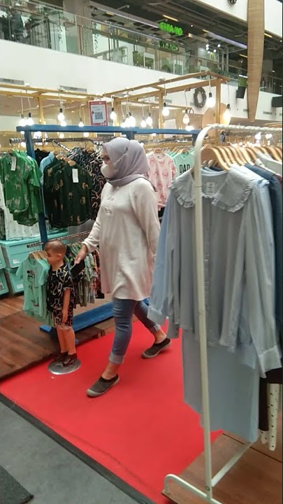 story WA halu jalan jalan di Mall