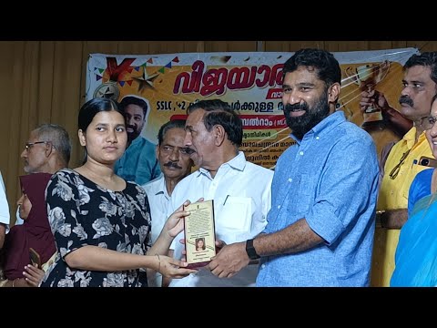 Shri BT Balram MLA thrithala mandalam Vidyarthi ko sammanit Apne hathon se karte hue