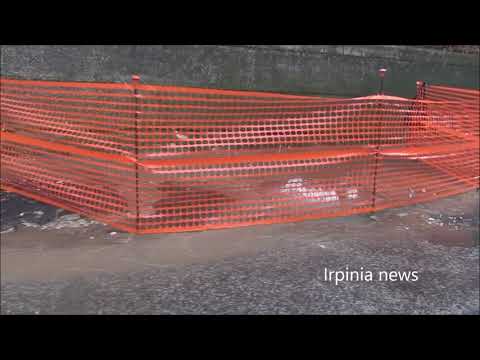 Contrada Scrofeta: tombini saltati, fiumi di acqua e liquami sulla carreggiata, strada chiusa