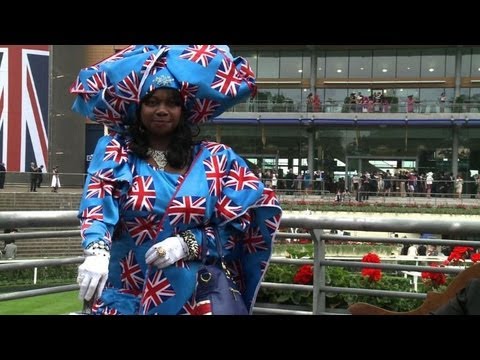 Vidéo: Courses hippiques royales à Ascot - un défilé de chapeaux insolites