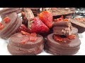 Alfajores de chocolate rellenos de frutilla