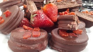 Alfajores de chocolate rellenos de frutilla