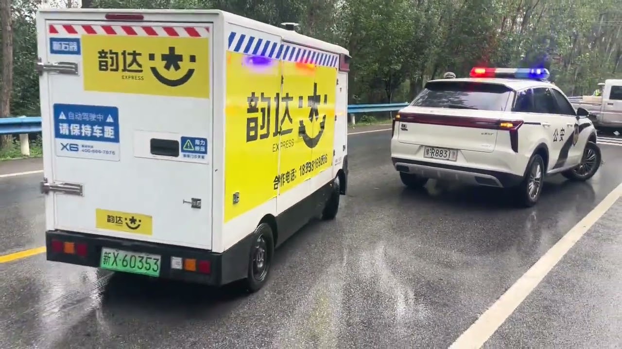 Driverless delivery vehicle navigates accident scene in Henan, China