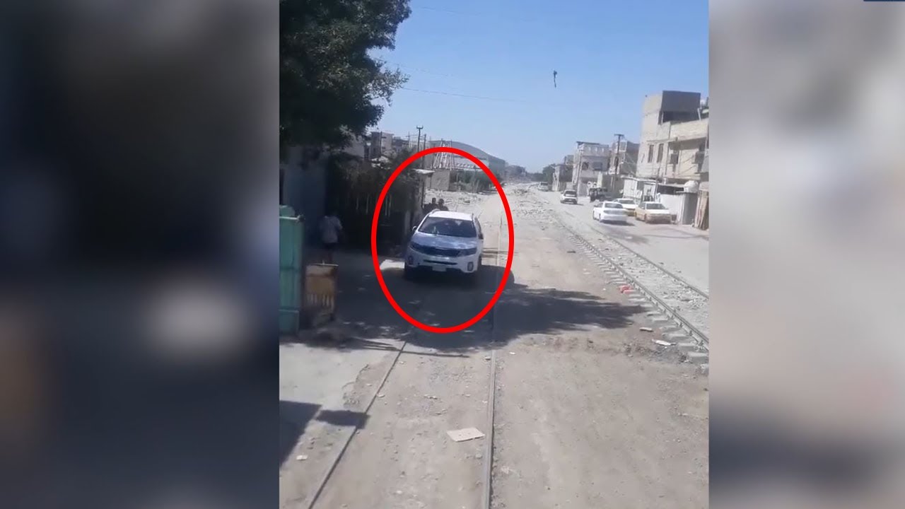 شاهد سيارة تعترض طريق قطار في العراق