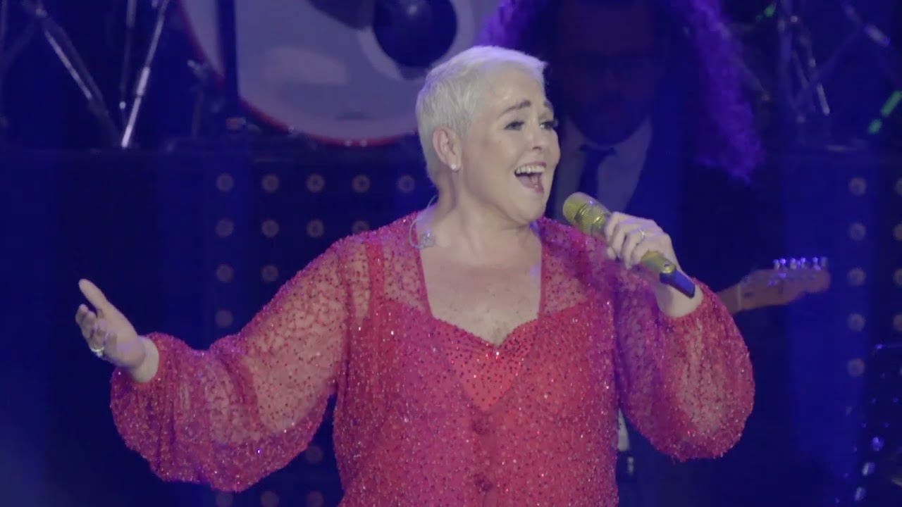 Lupita D'Alessio - Es Un Peligro (En Vivo Desde La Arena CDMX)