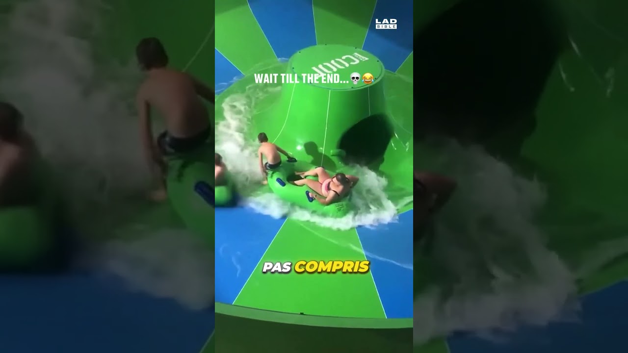 Coincés sur le toboggan aquatique ! 🌊