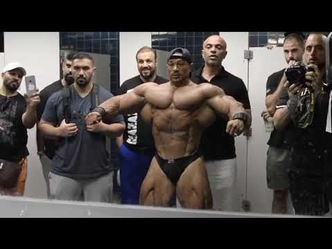Roelly winklaar posing at ARNOLD CLASSICS AUSTRALIA 2019.