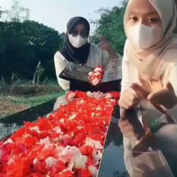 Kurang ajar !!! Main tik tok di kuburan ayah.