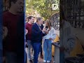 🔵¡Por fin una estatua que se le parece! Francella posó con la suya del encargado