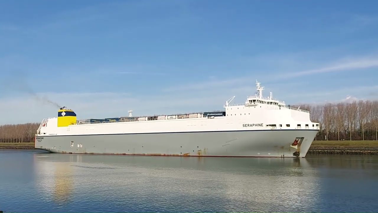 Bijna nieuwe  SERAPHINE (216 meter) is de volgende die onder de Calandbrug door vaart. 08-02-2026
