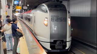 １０本目のNEXリニューアル出場！【E259系Ne012編成  OM出場回送（塗装変更）】E259系ｸﾗNe012編成（新塗装）が新宿駅1番線に到着停車するシーン（回8842M）2023.9.28