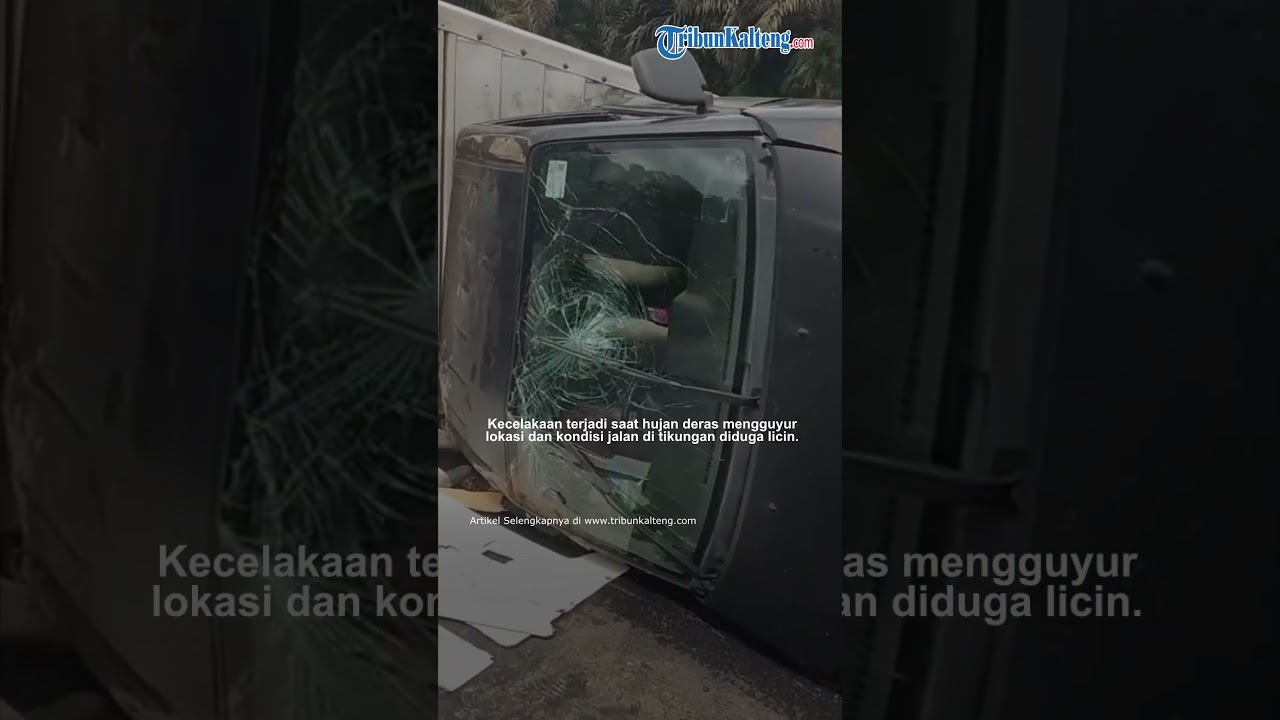 Truk Box Rokok Terbalik di Tikungan Simpang Trobos Cempaga Hulu