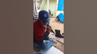 viral ! tukang sol sepatu bersuara emas