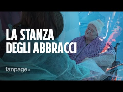 La stanza degli abbracci nell&#039;epoca del Covid: &quot;Erano mesi che non potevo abbracciare mia madre&quot;