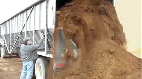 Belt Trailer Dumping Compost Fertilizer - Trinity Trailer