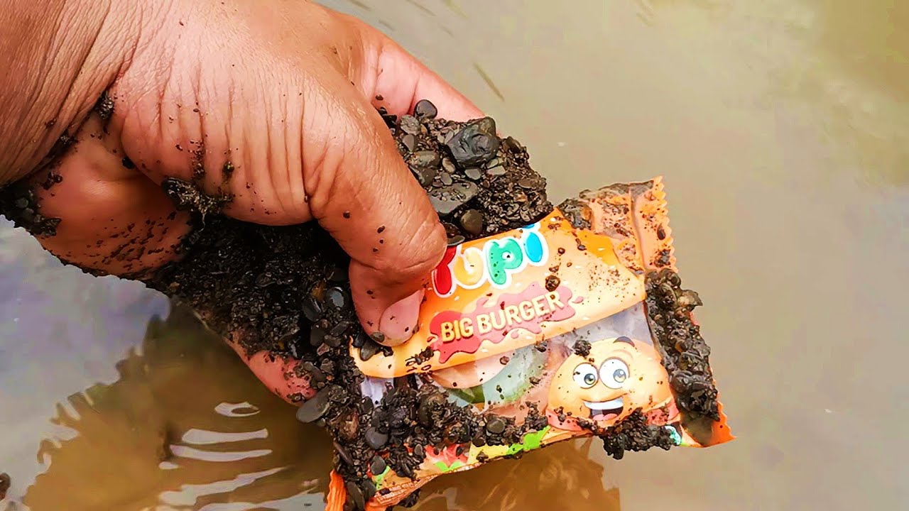 Mencari yupi dubawah lumpur, garuk lumpur dapat yupi, yupi kis, yupi neon stick, yupi calci bean