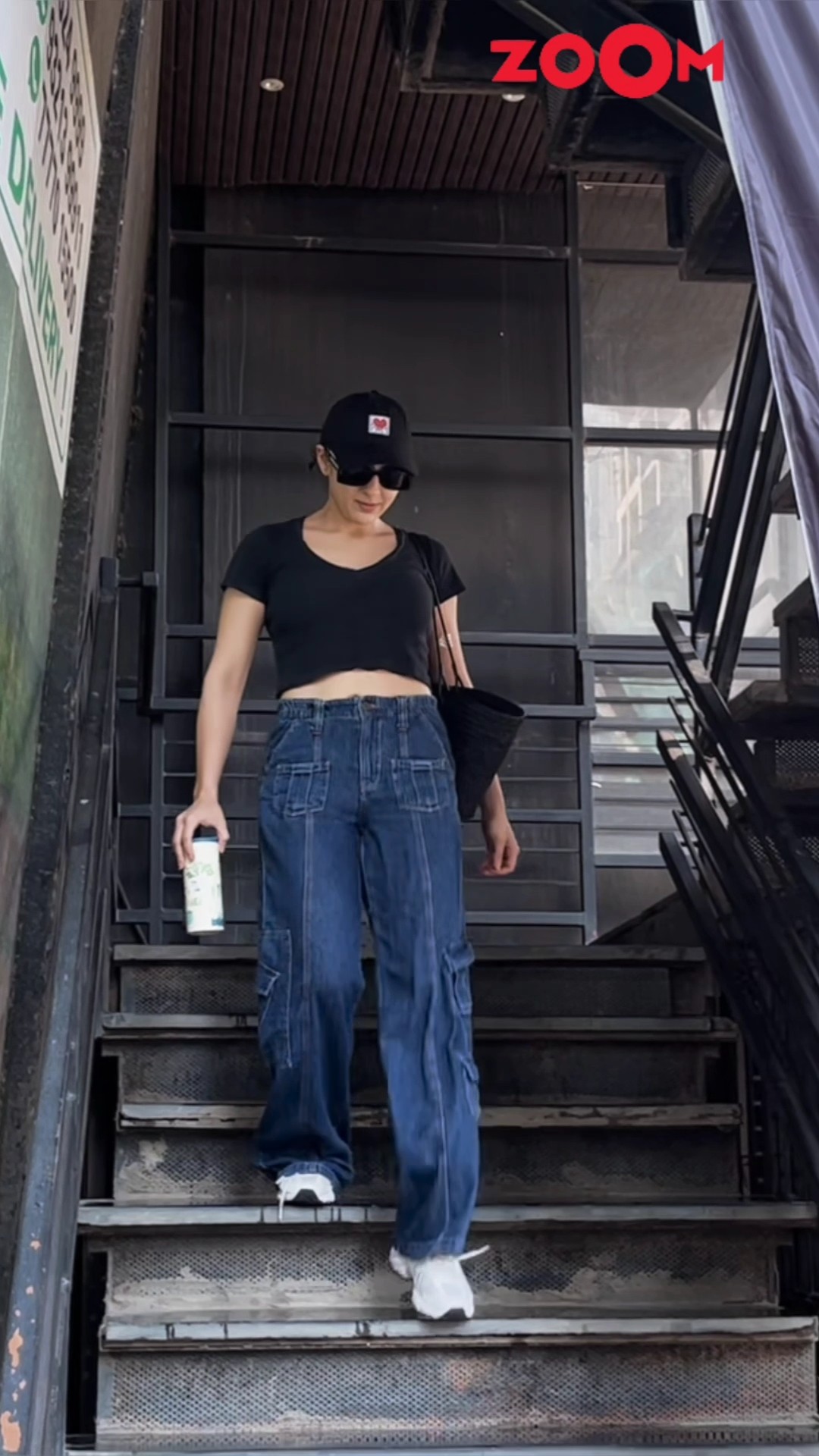 Sara Ali Khan AVOIDS posing for the paps; RUSHES inside her car ? #saraalikhan