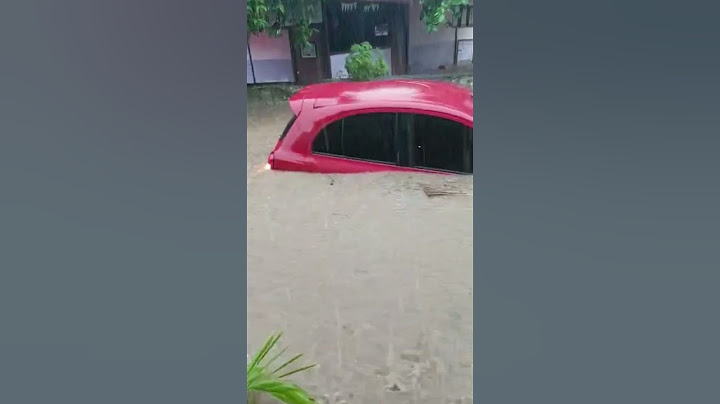 mobil terbawa arus air.. akibat hujan deras