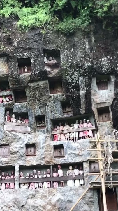 KUBURAN DI DINDING TEBING TORAJA