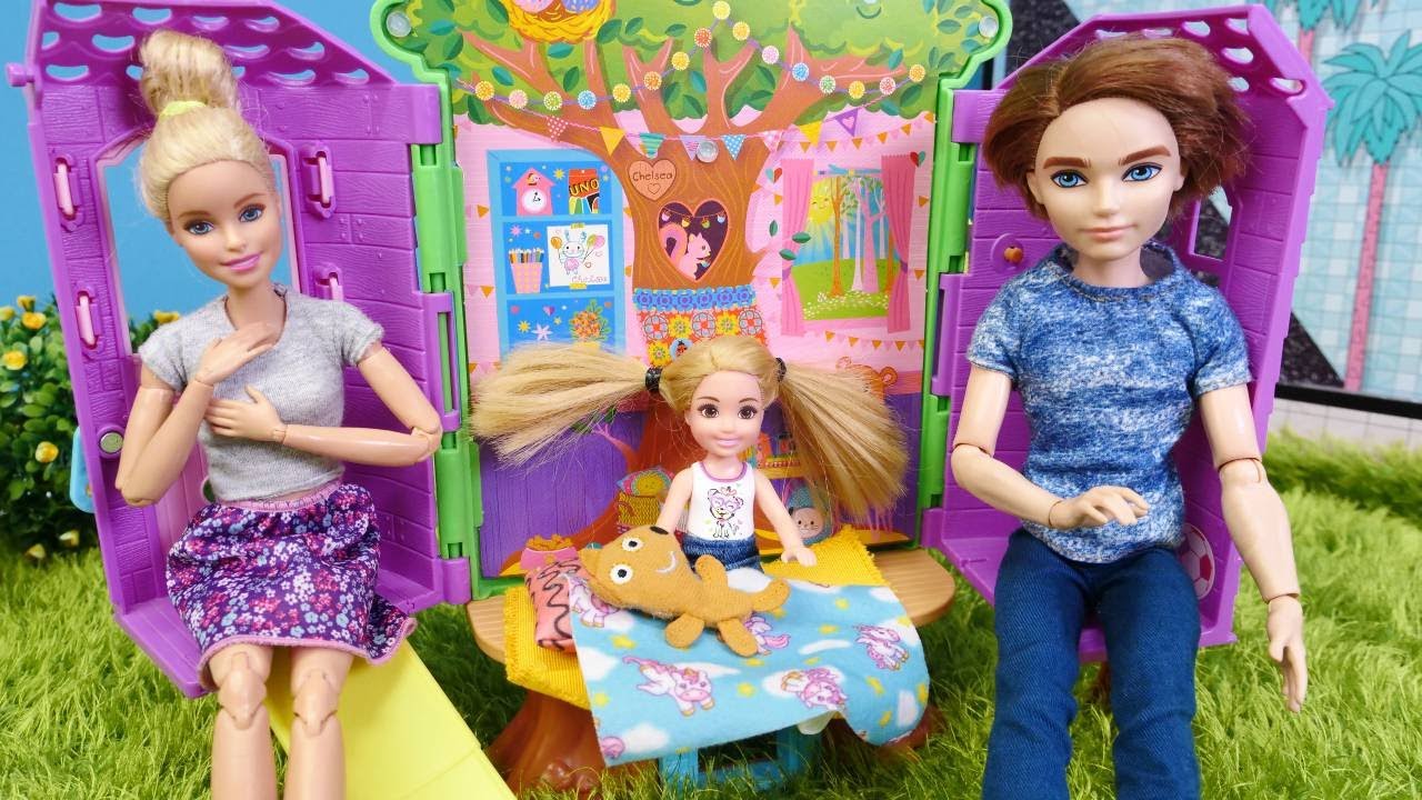 Barbie ailesi. Ken Chelsea için bahçede ağaç evi kuruyor. Eğlenceli kız videoları