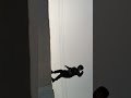 طفل يمشي على حافة السور الحوش مخيف يخوف
