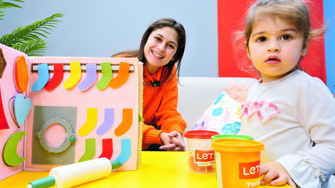 Okul öncesi çocuk etkinliği. Ayşe ve Defne Montessori Eğitici Aktivite Keçe Kitap ile oynuyorlar