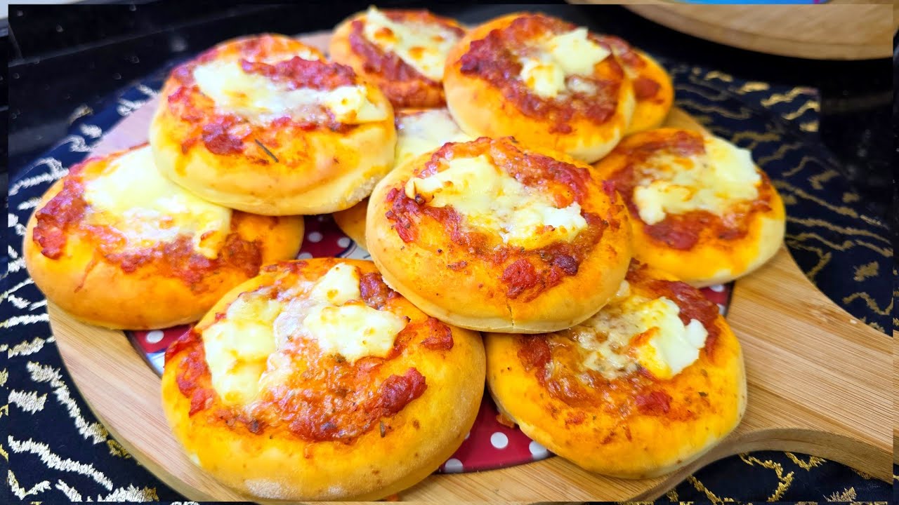 مطبخ ام وليد / ميني بيتزا 🍕 بعجينة خفيفة توجد في 30 دقيقه 😋😍🥰.